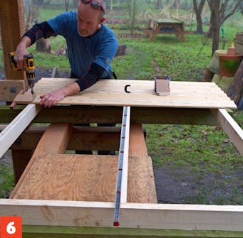 Byg brændely: Beklædningsbrædderne monteres med et overlap Byg brændely